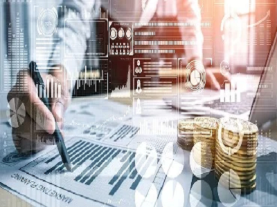 Financiering en Investering – persoon analyseert een financieel grafiek